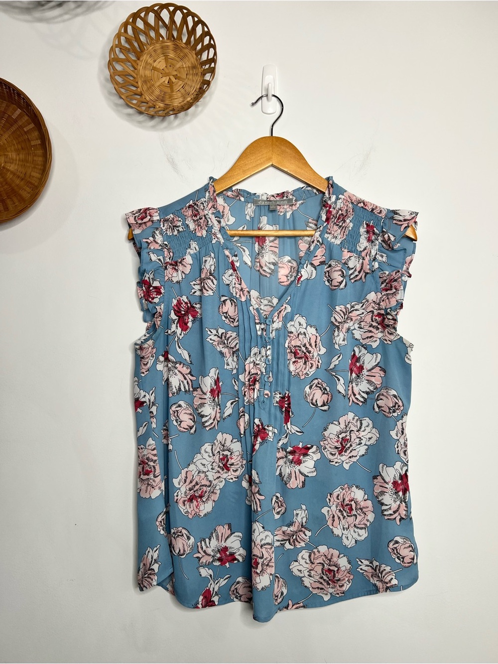 Daniel Rainn Blue Floral Ruffle Sleeve Camisole Size Medium